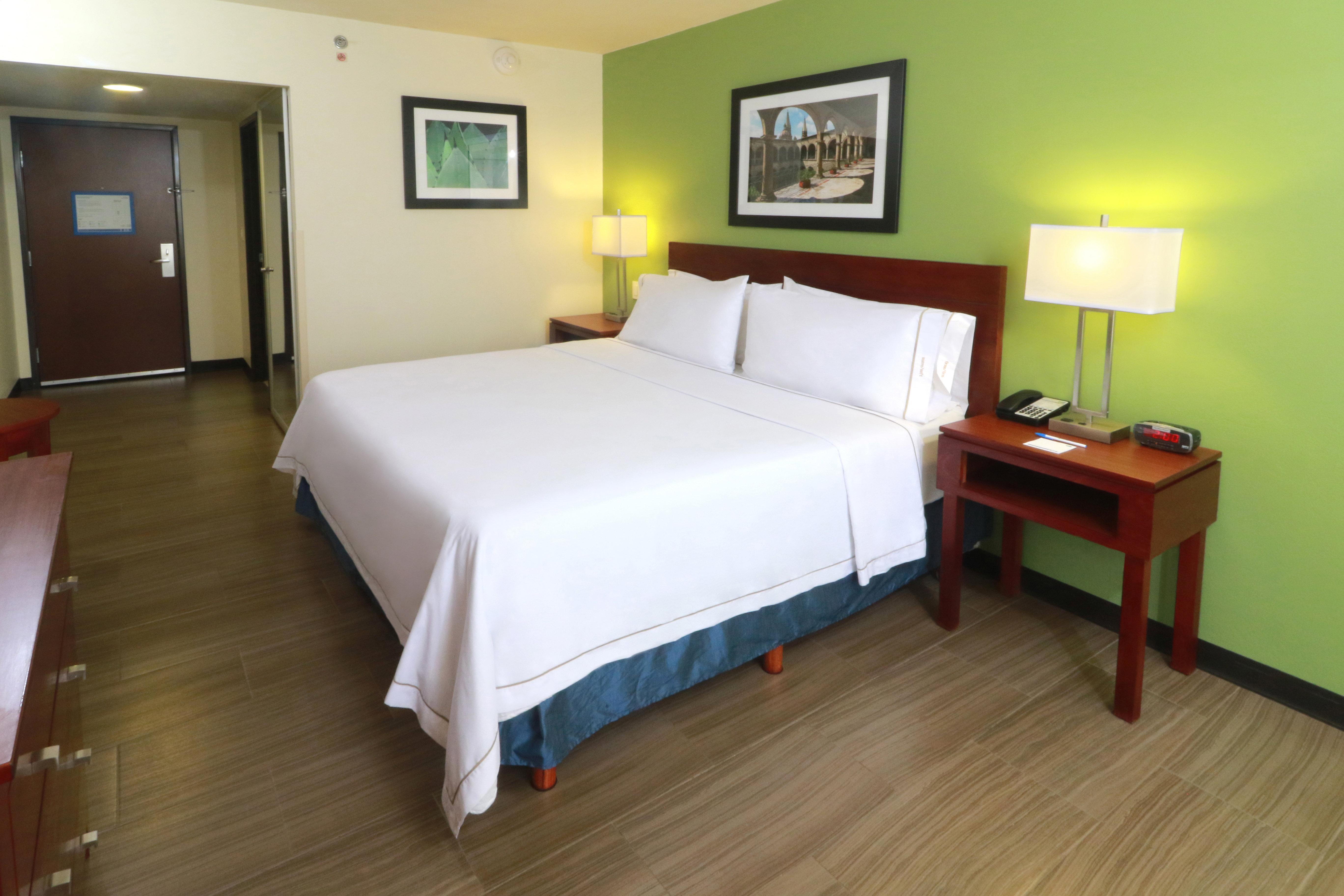 Holiday Inn Express Guadalajara Aeropuerto By Ihg Las Pintas Εξωτερικό φωτογραφία