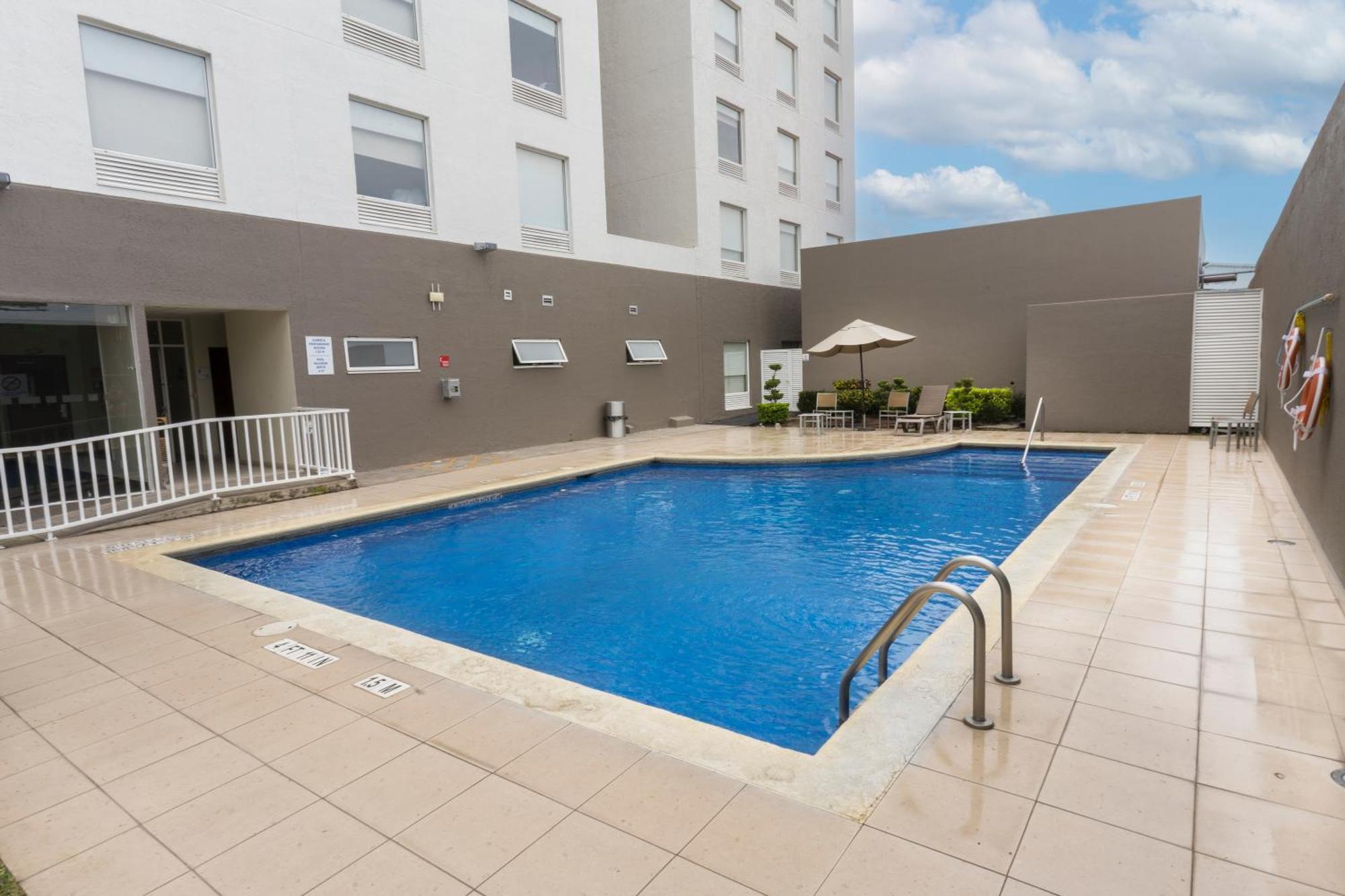 Holiday Inn Express Guadalajara Aeropuerto By Ihg Las Pintas Εξωτερικό φωτογραφία