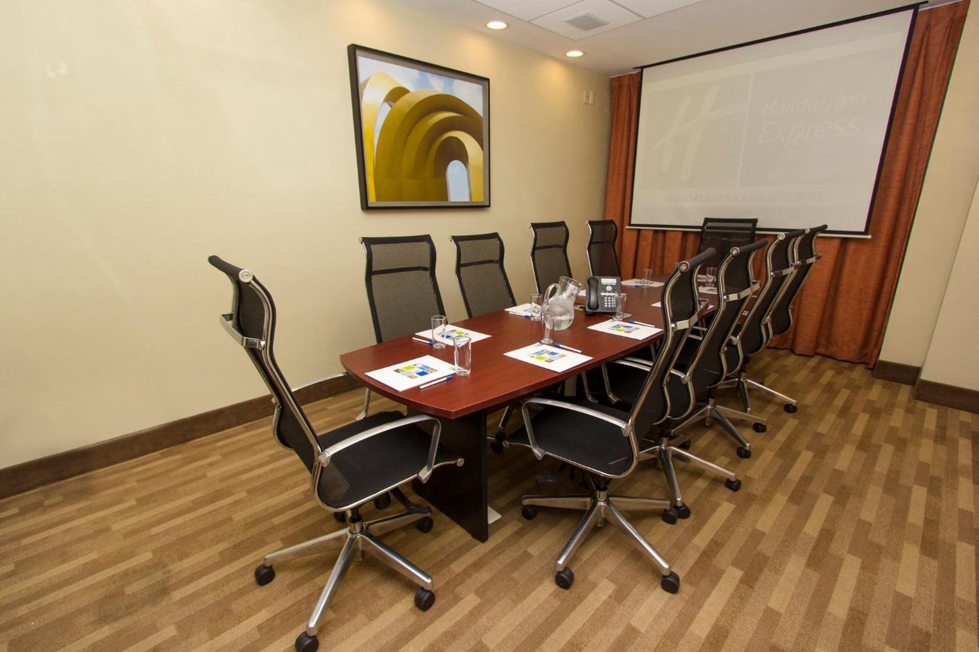 Holiday Inn Express Guadalajara Aeropuerto By Ihg Las Pintas Εξωτερικό φωτογραφία