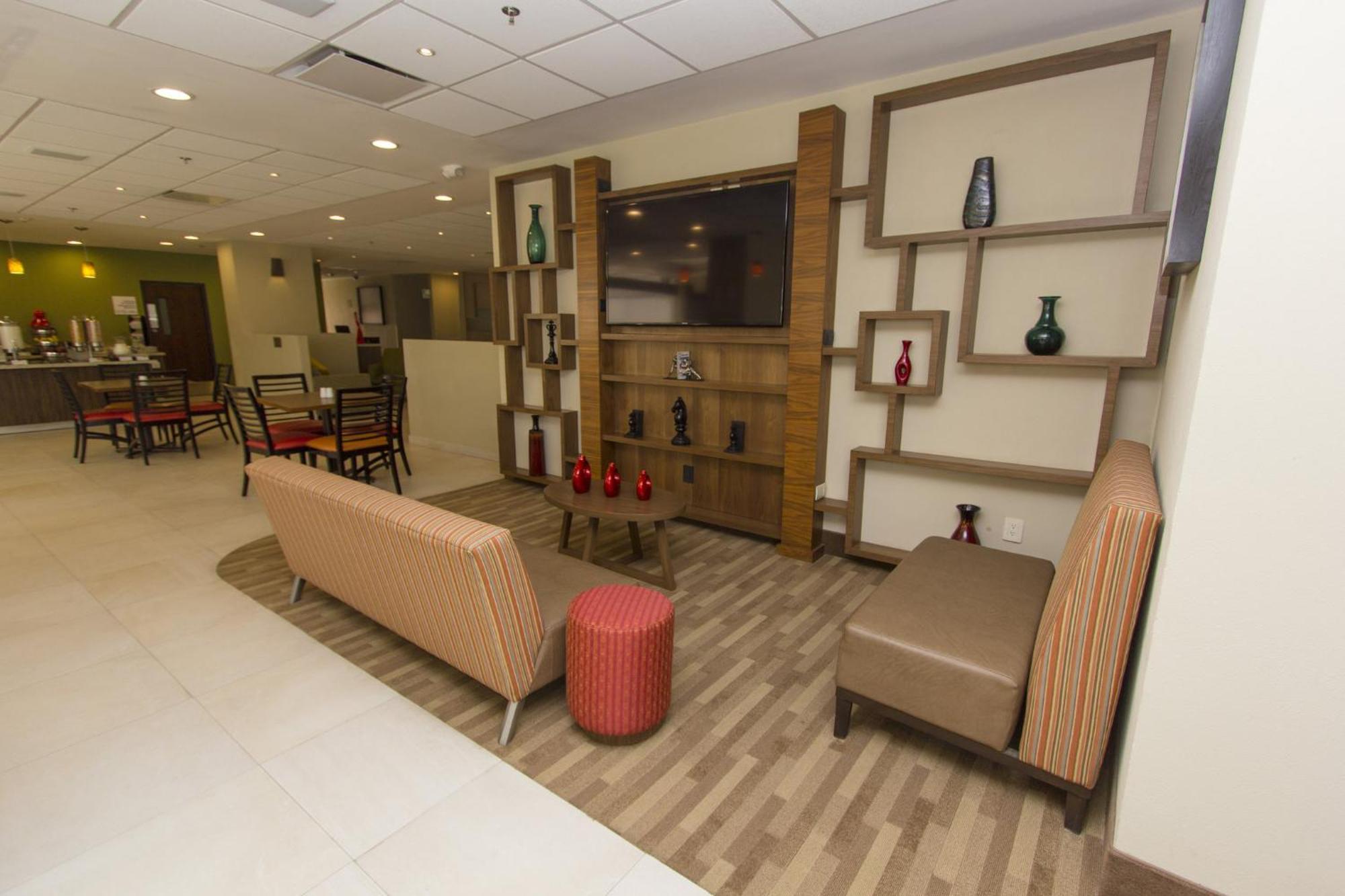 Holiday Inn Express Guadalajara Aeropuerto By Ihg Las Pintas Εξωτερικό φωτογραφία