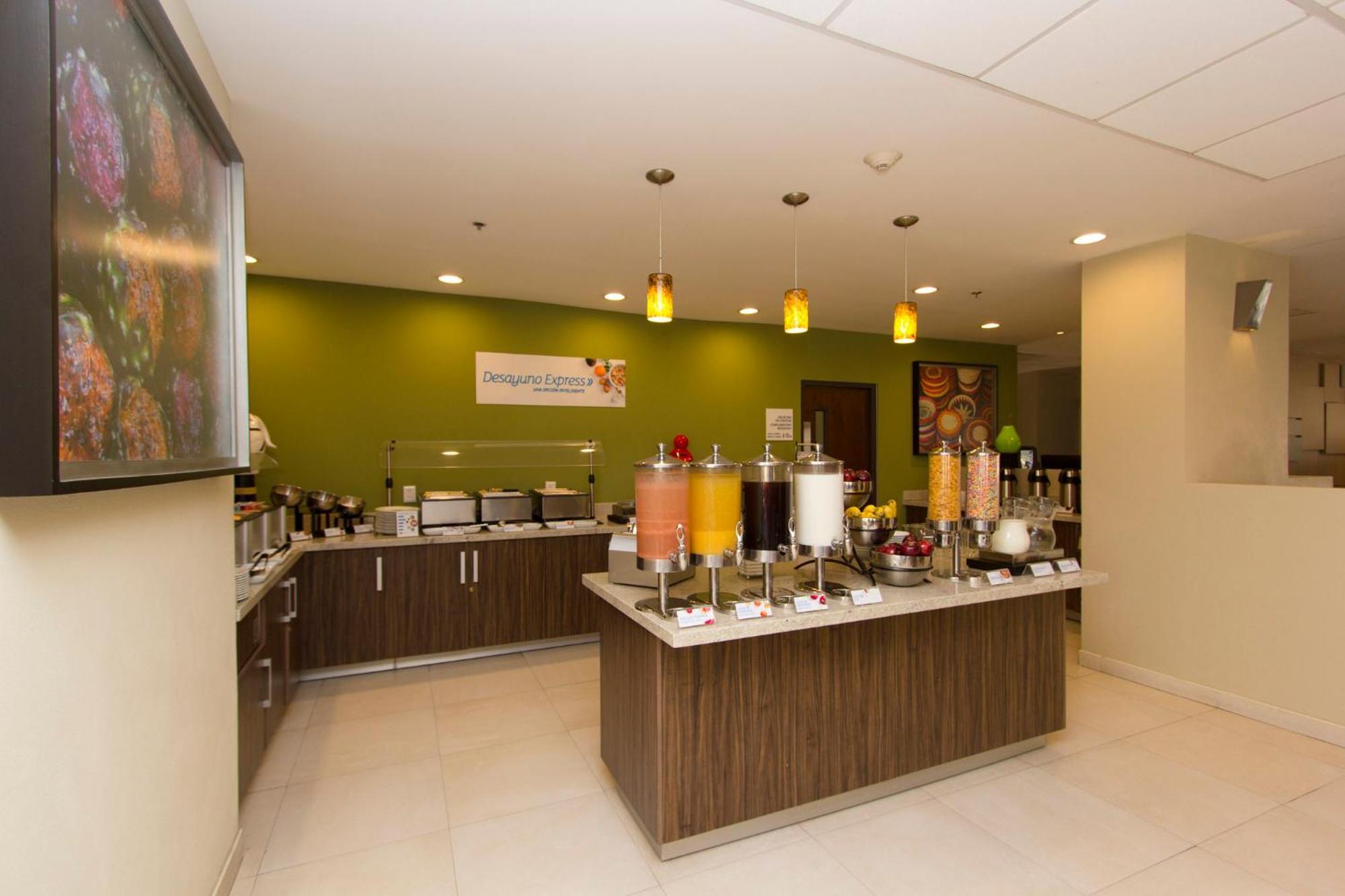 Holiday Inn Express Guadalajara Aeropuerto By Ihg Las Pintas Εξωτερικό φωτογραφία