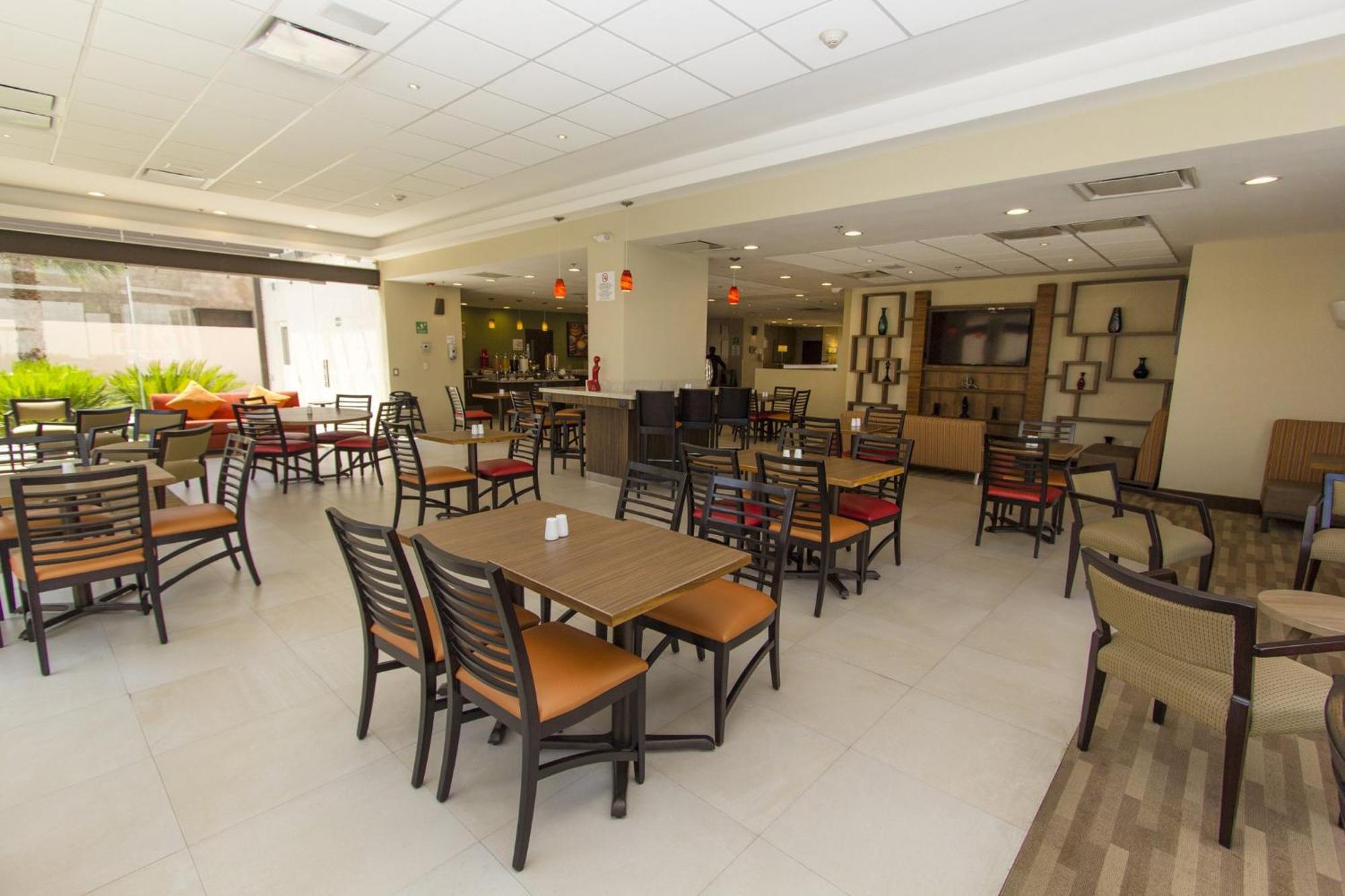Holiday Inn Express Guadalajara Aeropuerto By Ihg Las Pintas Εξωτερικό φωτογραφία
