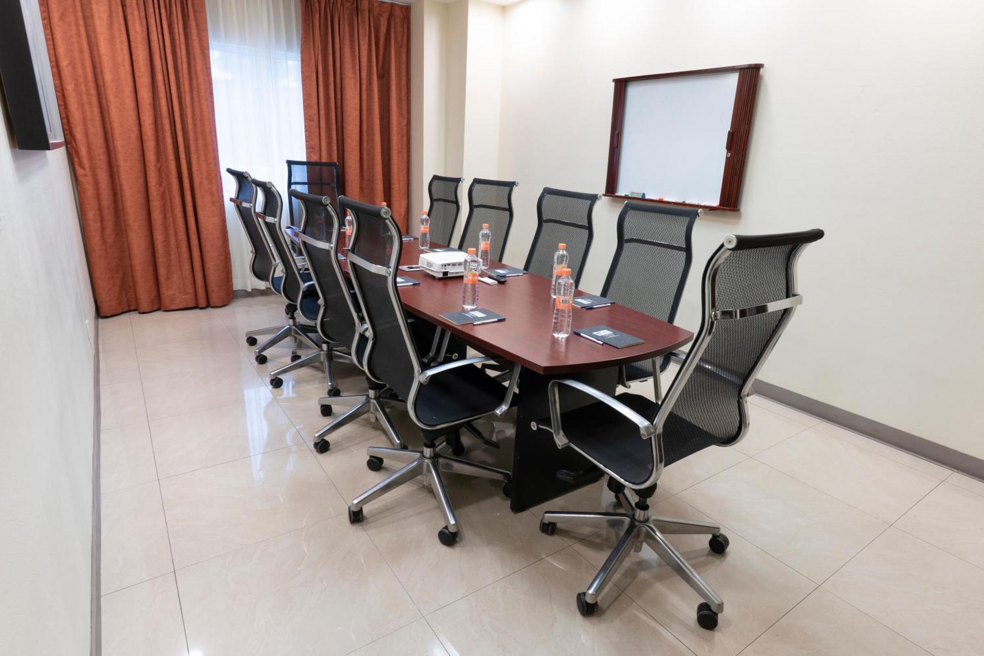 Holiday Inn Express Guadalajara Aeropuerto By Ihg Las Pintas Εξωτερικό φωτογραφία