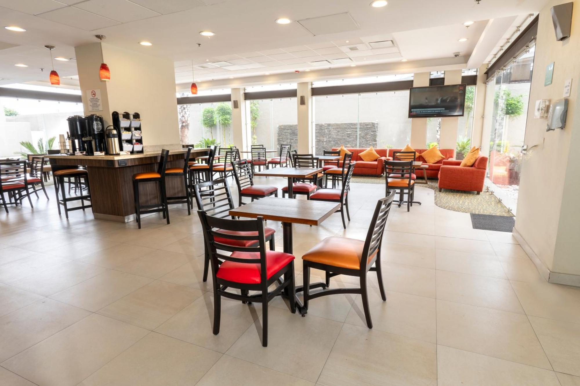 Holiday Inn Express Guadalajara Aeropuerto By Ihg Las Pintas Εξωτερικό φωτογραφία