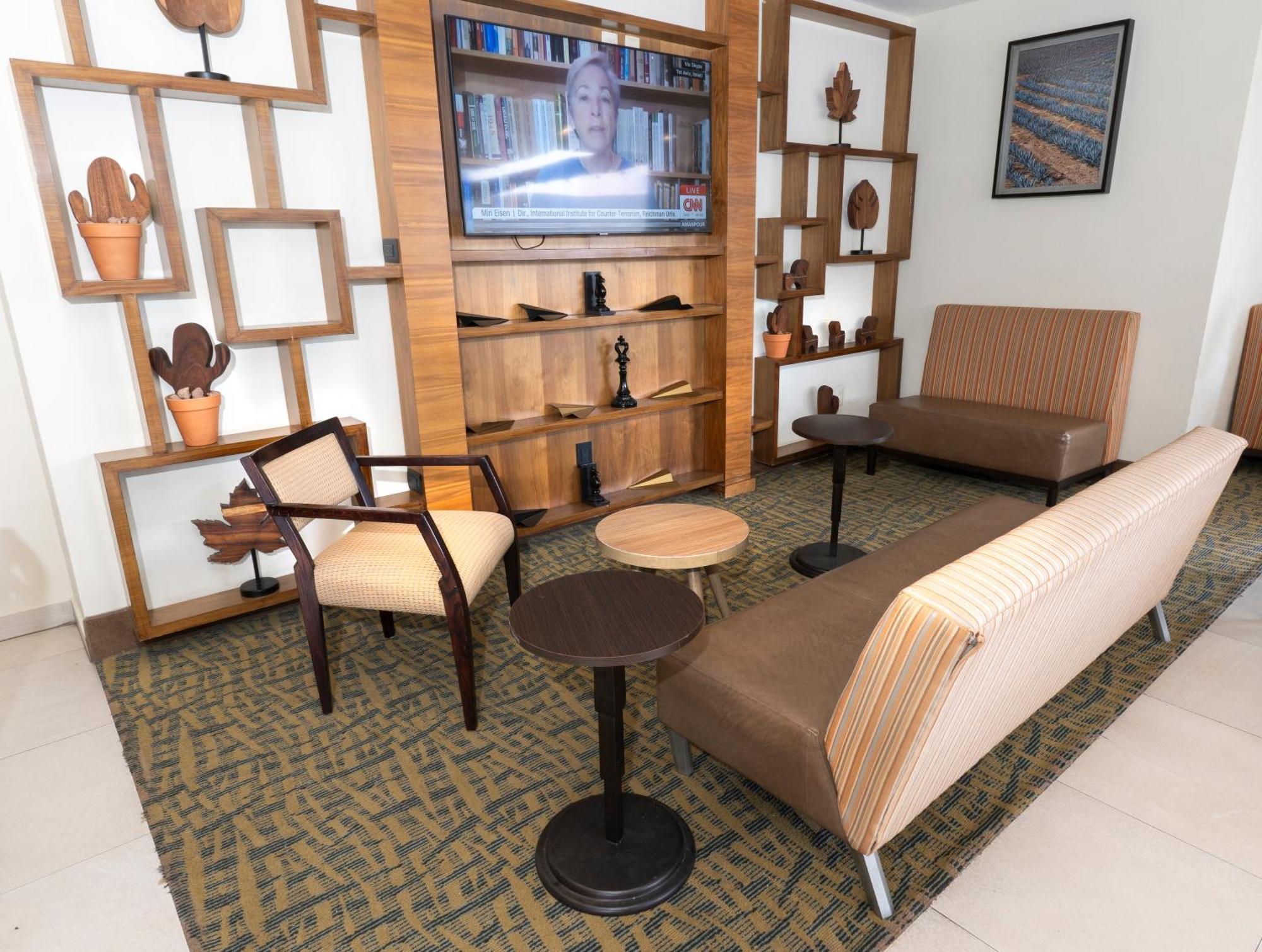 Holiday Inn Express Guadalajara Aeropuerto By Ihg Las Pintas Εξωτερικό φωτογραφία