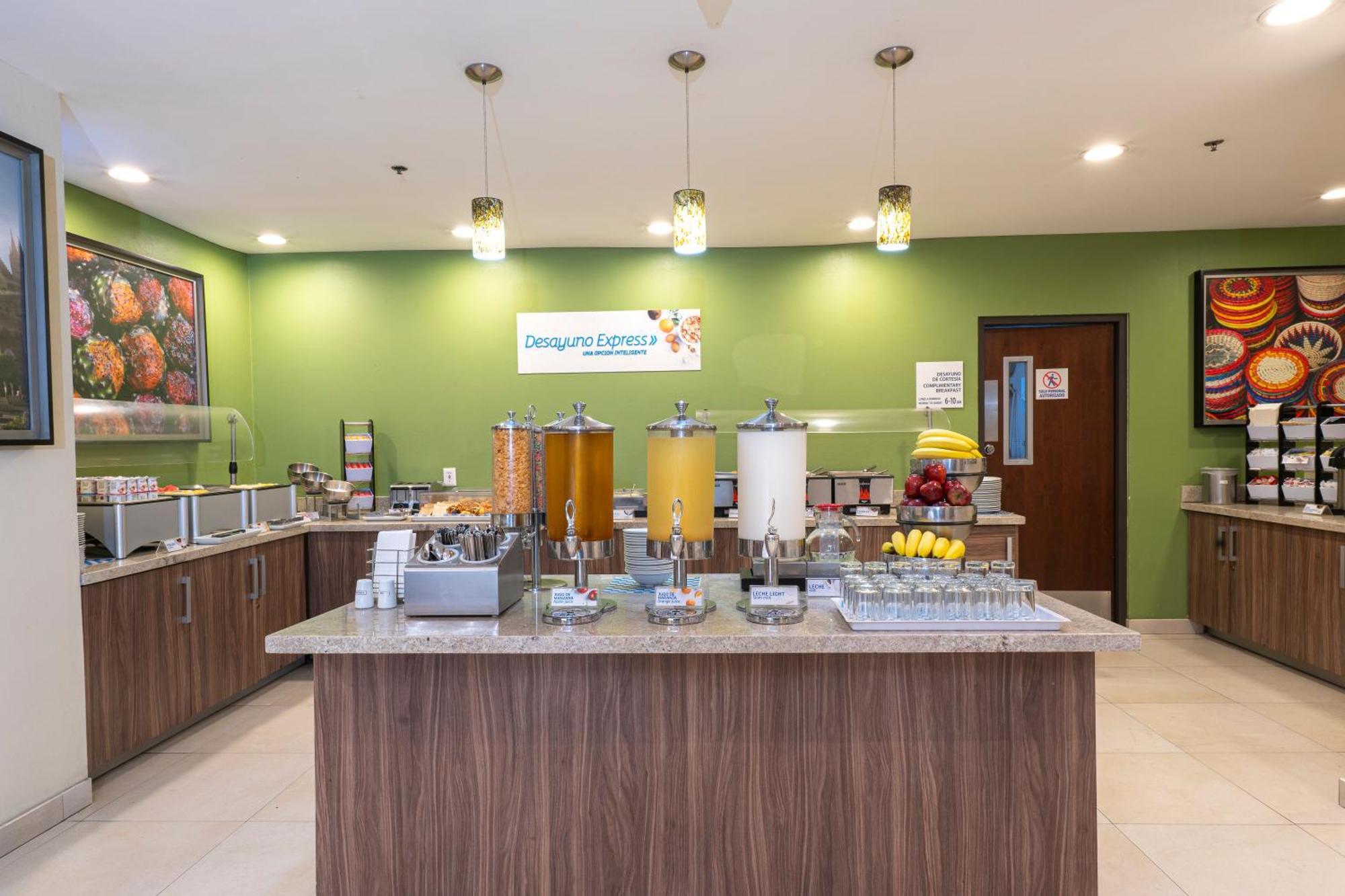 Holiday Inn Express Guadalajara Aeropuerto By Ihg Las Pintas Εξωτερικό φωτογραφία