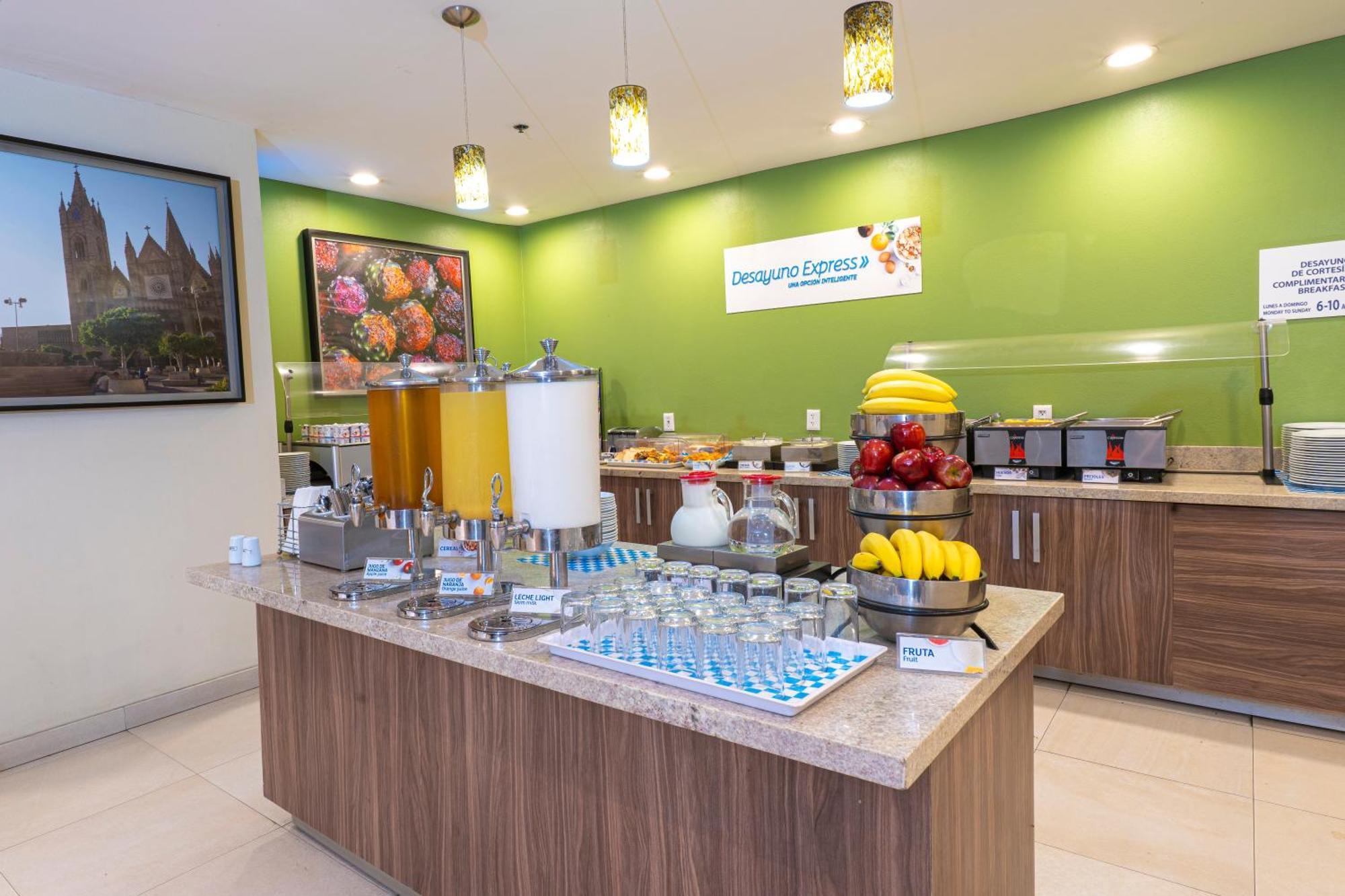 Holiday Inn Express Guadalajara Aeropuerto By Ihg Las Pintas Εξωτερικό φωτογραφία
